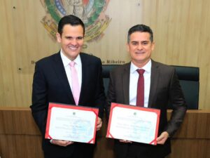 Prefeito David Almeida (à direita da foto) aparece junto do vice, Renato Júnior, em posse do segundo mandato à frente da Prefeitura de Manaus